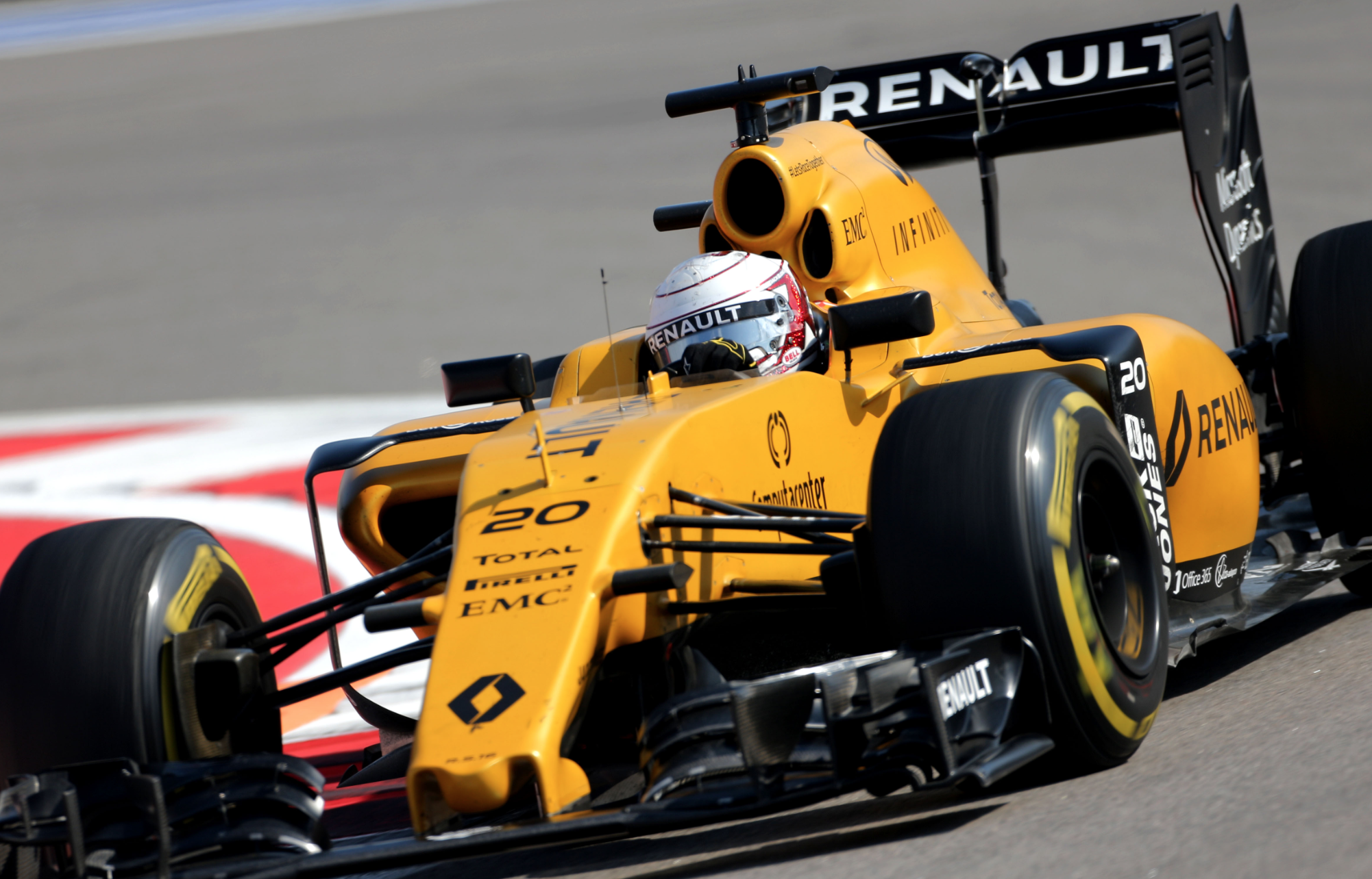 Кевин Магнуссен: "Renault не способна занимать нормальные позиции"