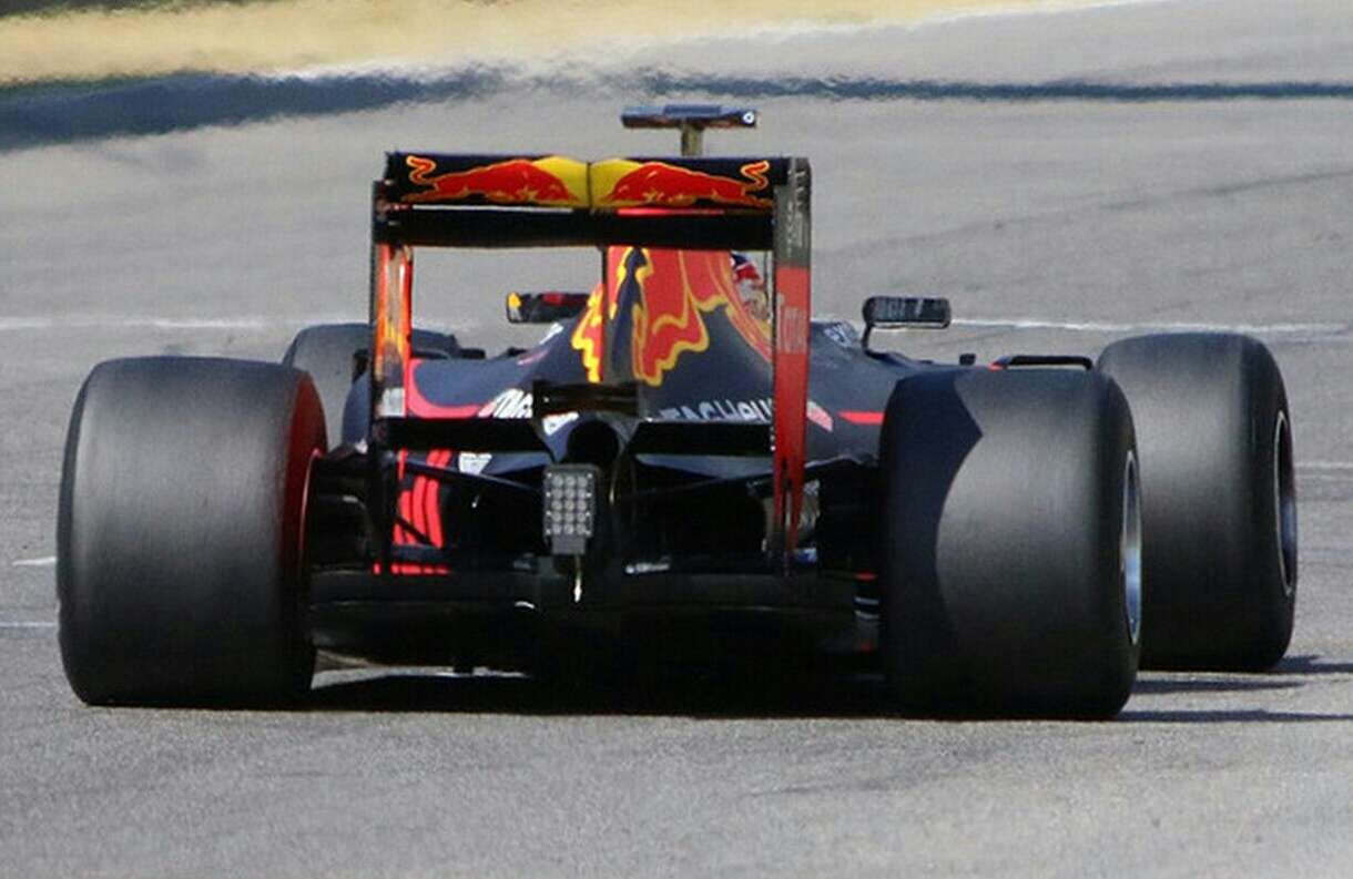 Red Bull и Pirelli отработали второй день тестов