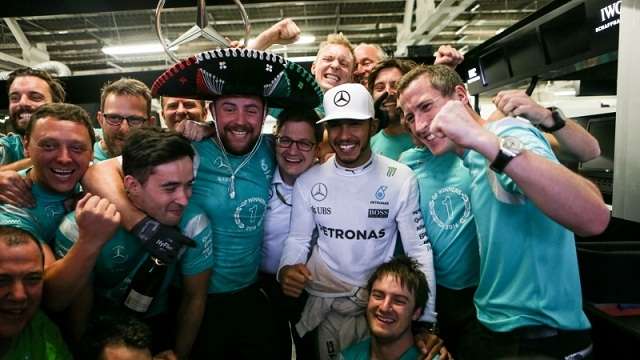 Рекордная 17-я победа в сезоне для Mercedes