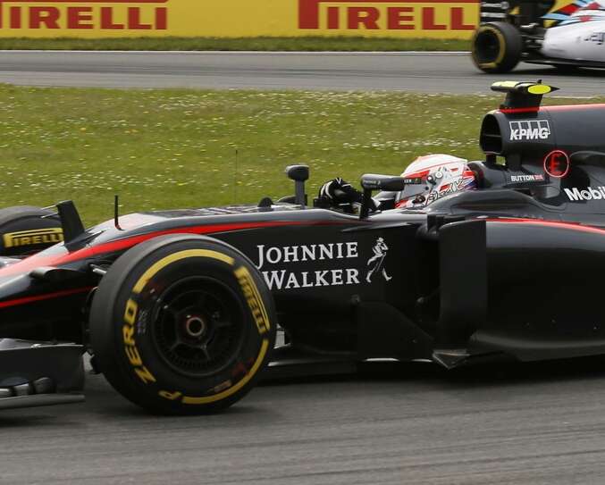 Johnnie Walker остается с McLaren